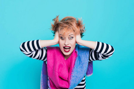 歇斯底里的年轻女孩图片