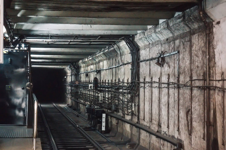 地铁隧道, 暗地下走廊