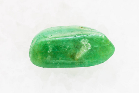 白色大理石上的绿色玛瑙宝石鹅卵石