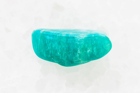 白色大理石上的 amazonite 宝石片