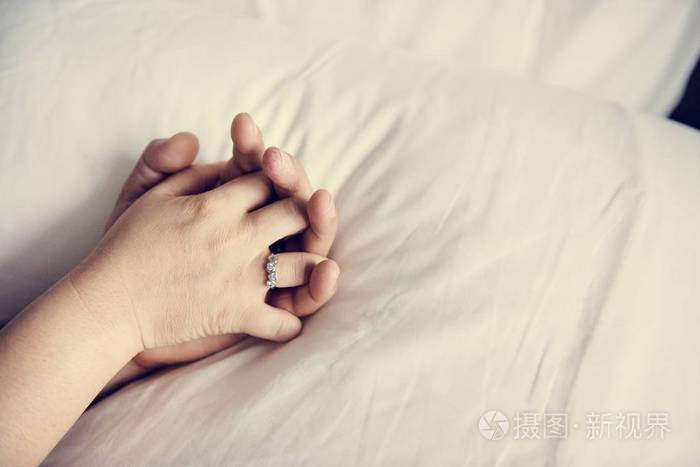 对夫妇手牵着手在家里