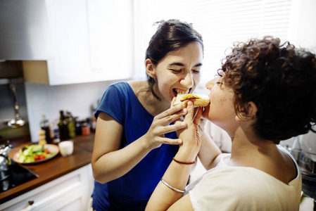 女同性恋夫妇一起在厨房做饭