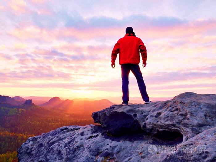 人在山山顶与太阳云彩户外活动
