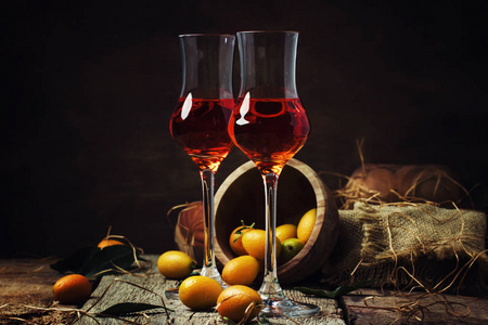 传统希腊金柑酒在铅球玻璃, 复古背景, 乡村风格, 选择性聚焦