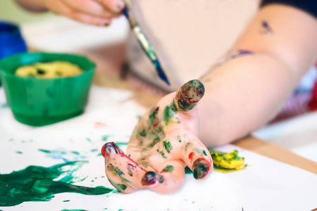 艺术手指抱着流苏儿童教育的概念思想幼儿期创造性学习学校童年技能