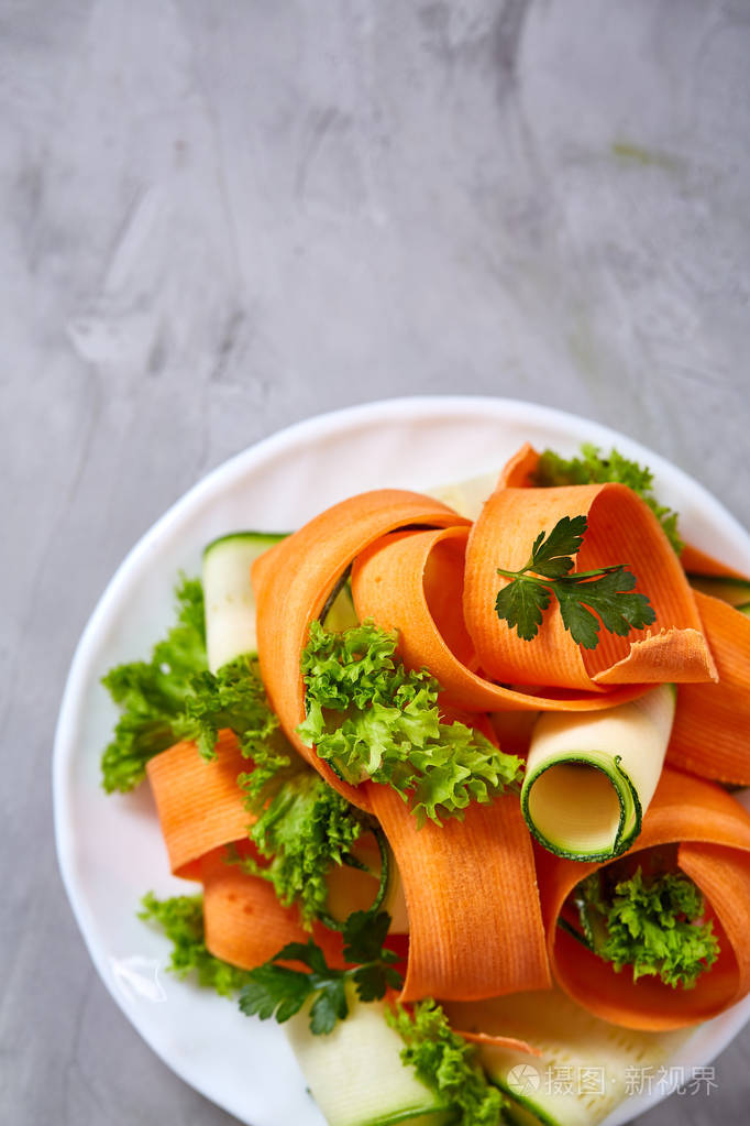 艺术性地服务菜沙拉与胡萝卜, 黄瓜, letucce 在白色背景, 选择性焦点