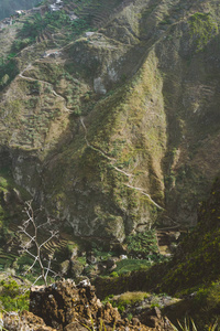 令人难以置信的陡峭的山和路径绿色山沟。巨大的龙舌兰植物在前景温暖阳光光。圣 Antao 岛。佛得角