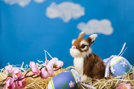 复活节仍然生活与复活节蛋和玩具兔子