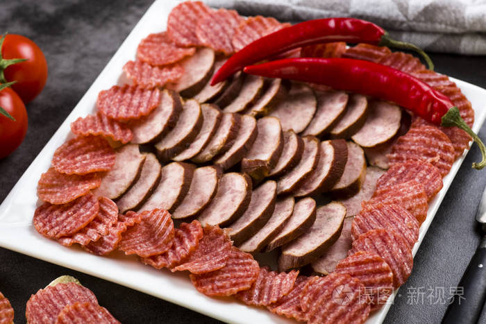 一盘切片的冷盘美味的熏香肠和西班牙