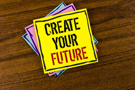 写笔记显示创造您的未来。商业照片展示职业目标目标改进集计划学习写在黄色粘纸条上的木质背景
