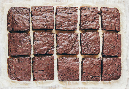 巧克力布朗尼自制烘焙。选择性聚焦