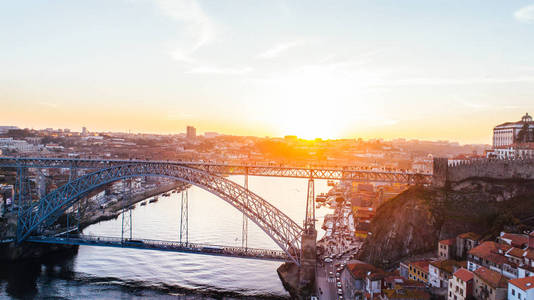 空中长曝光的标志性 Dom 路易斯 I 桥在日落设计的杜罗河河, 历史 Ribeira 和 Se 区在葡萄牙波尔图. 联合国教科
