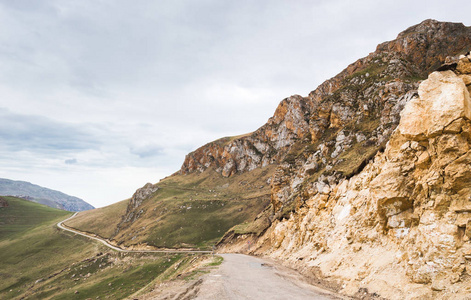 在 Khinalig, 阿塞拜疆的定居点, 在山区狭窄的道路