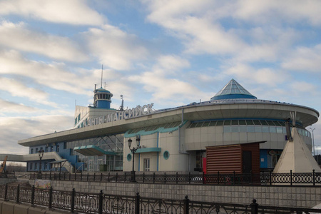 汉特Mansiysk 河港的建设。俄罗斯