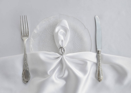 白色丝绸上的老式餐具。文本空间
