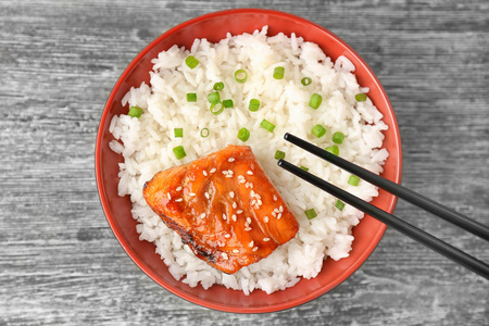 红碗鱼柳配米饭灰色背景