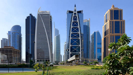在迪拜朱美拉湖塔的摩天大楼