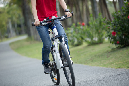 女子单车骑单车在热带公园