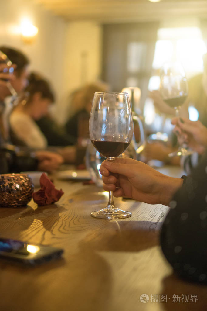 女人拿着一杯红酒酒吧聚会