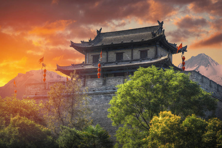 复古色调独自哭泣在西安城墙夜景古风玫瑰重建的大同城墙和城楼