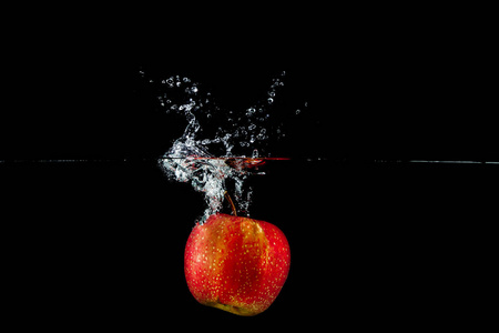 水溅在苹果