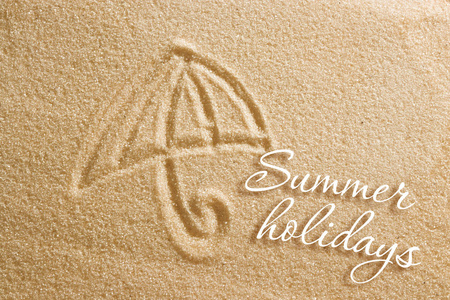 雨伞涂在沙子上, 碑文是暑假。海滩背景。从上面查看。夏天的概念, 夏天 kanikkuly, 假期, 瞻礼