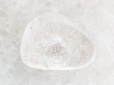 白色大理石上的抛光石水晶宝石石