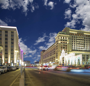 圣诞节和新年假期照明和四四季酒店莫斯科在晚上。俄罗斯
