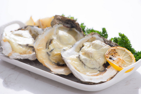 新鲜的打开的牡蛎在白板上。选择性焦点