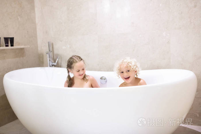 孩子们在洗澡.孩子洗澡.家庭浴室照片-正版商用图片043nq5-摄图新视界