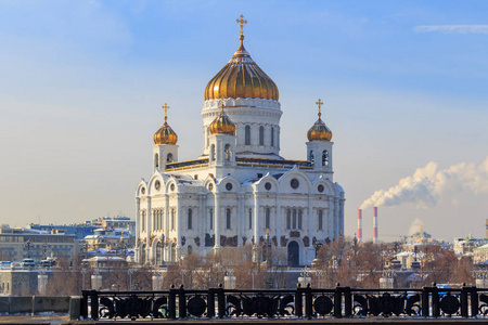 基督的大教堂在莫斯科的救世主在一个晴朗的冬天天。从 shoy 石大桥看