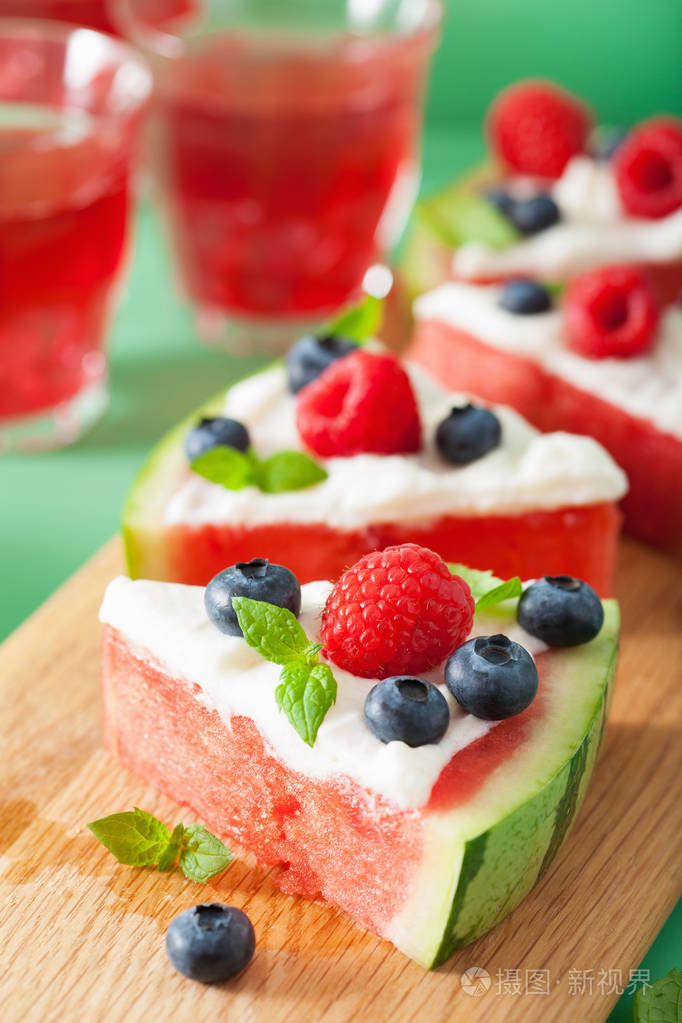 酸奶和浆果夏天甜点西瓜披萨片