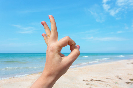 在蓝色海和天空背景, 夏天旅行, 假日假期概念背景的手标志