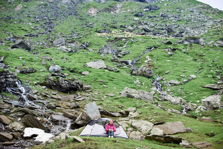 女背包客坐在她的帐篷里, 在山后享受徒步旅行 copyspace 休闲爱好旅游活动生活生活方式自然生态环境 wildersnes