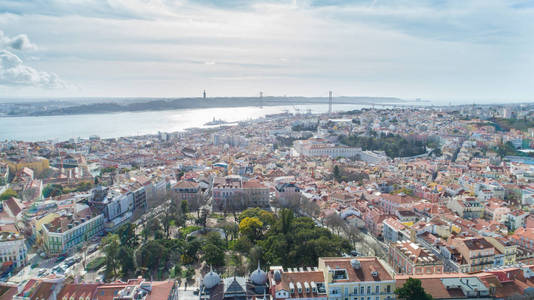 空中全景俯瞰里斯本日落阳光。游客参观圣乔治城堡美景, 市中心和邻里阿法玛, 里斯本, 葡萄牙. 空中旅行摄影