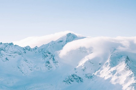 夕阳下布满积雪的山峰