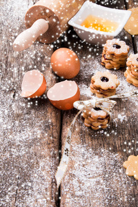 圣诞饼干, 木桌上的糖果。节日烧烤。庆典背景