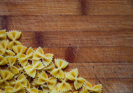 面食 farfalle 在木质背景上。具有复制空间的顶部视图