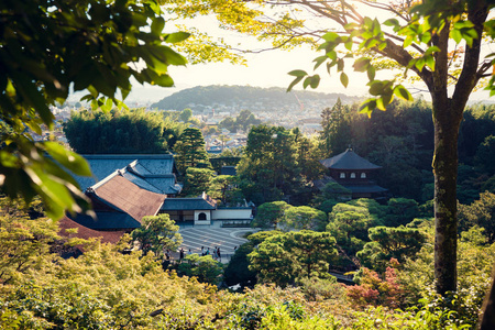 春天日落的京都城和寺庙