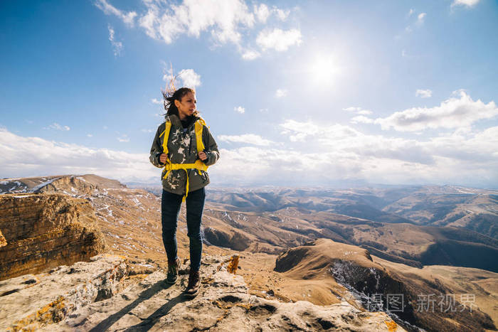 妇女游人站立反对高山背景照片-正版商用图片043u5y-摄图新视界