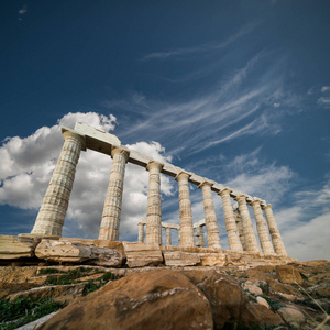 在蓝色的天空下 Sounio 角的海神神庙遗址, G