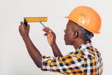 非洲裔美国人的建设者使用测量磁带