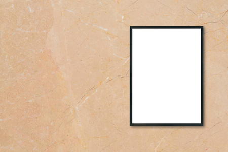 模拟空白海报图片框挂在棕色大理石墙的背景在房间里可用于蒙太奇产品显示和设计关键视觉布局的样机