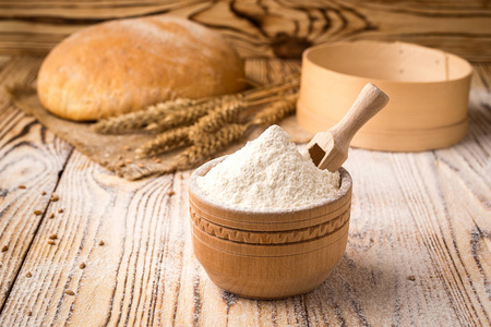 面粉, 穗和木桌上的谷物面包。农业和收获概念