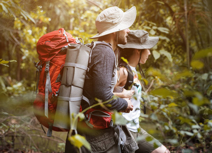 一群人在森林里徒步旅行