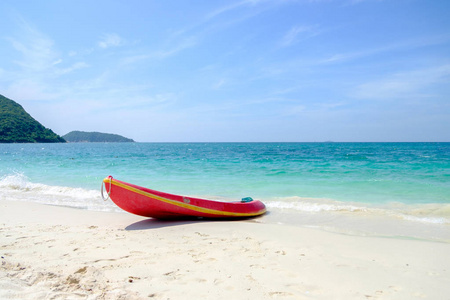 独木舟停泊在白沙海滩和美丽的海