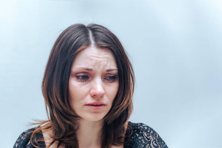 哭泣的新娘美丽的女孩哭泣显示泪花照片