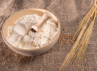 小麦面粉和耳朵碗