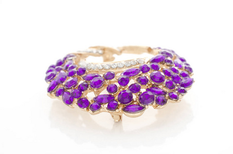 金色圆形胸针与紫色钻石隔离白色
