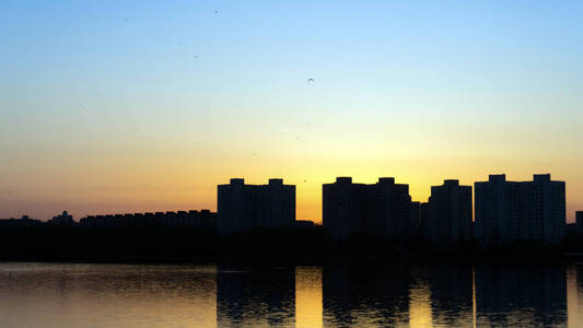 在明斯克, Chizhovka 区的湖泊日落。白俄罗斯